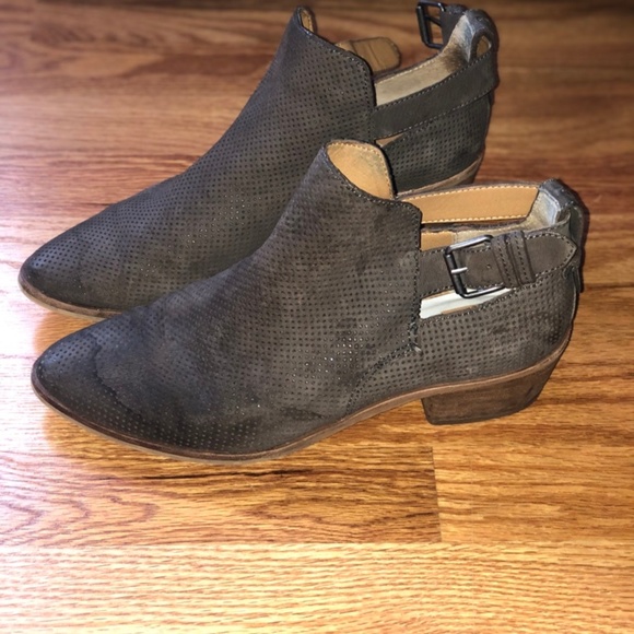 Dolce Vita Shoes - Dolce Vita Brown Booties -- look better in person Dolce Vita Shoes - Dolce Vita Brown Booties -- look better in person